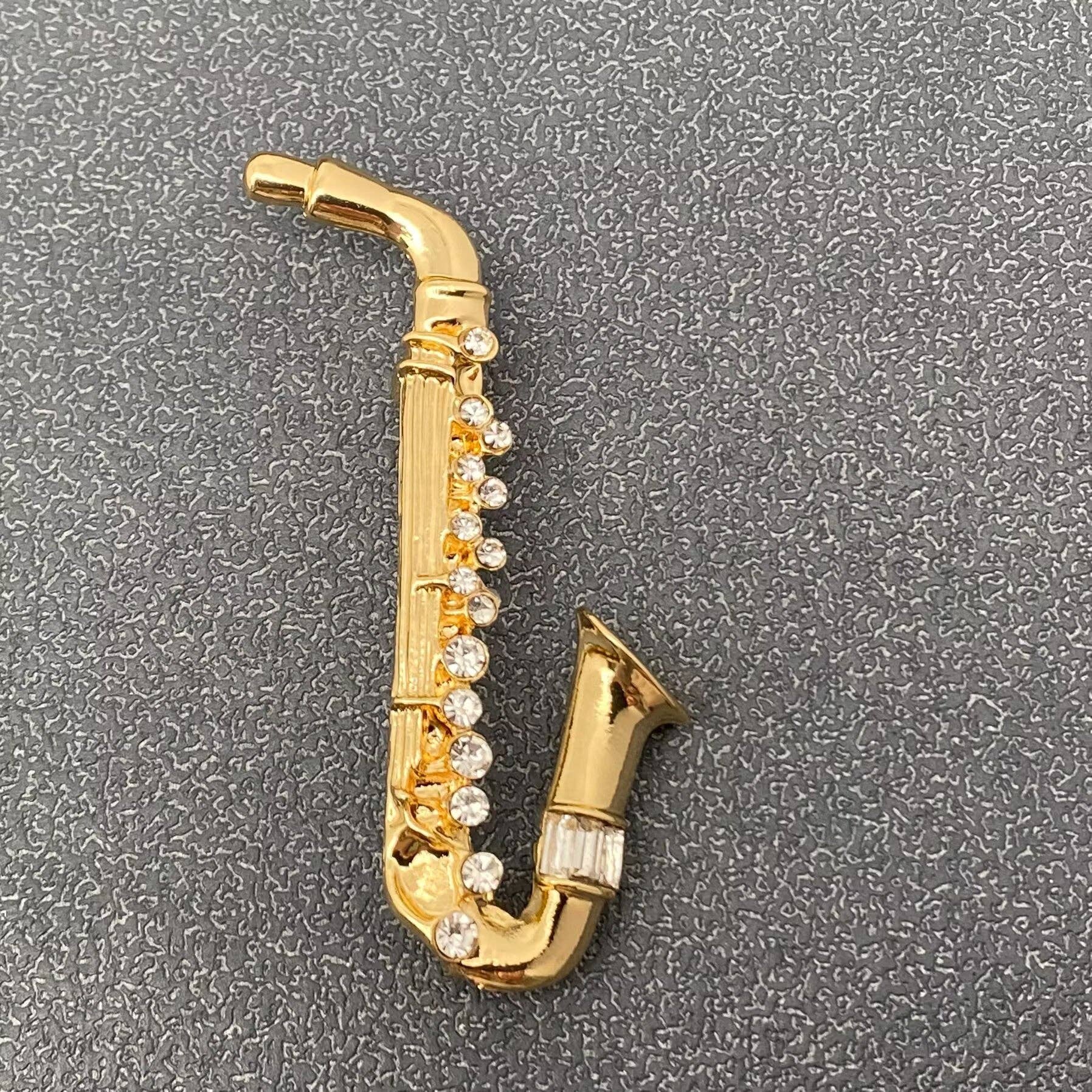 Saxophone brooch