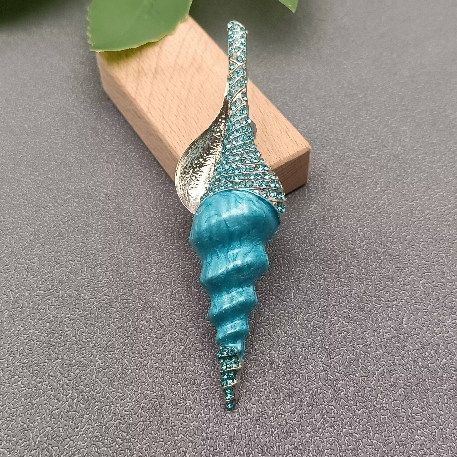 Inlaid Rhinestone Enamel Conch Brooch: Blue