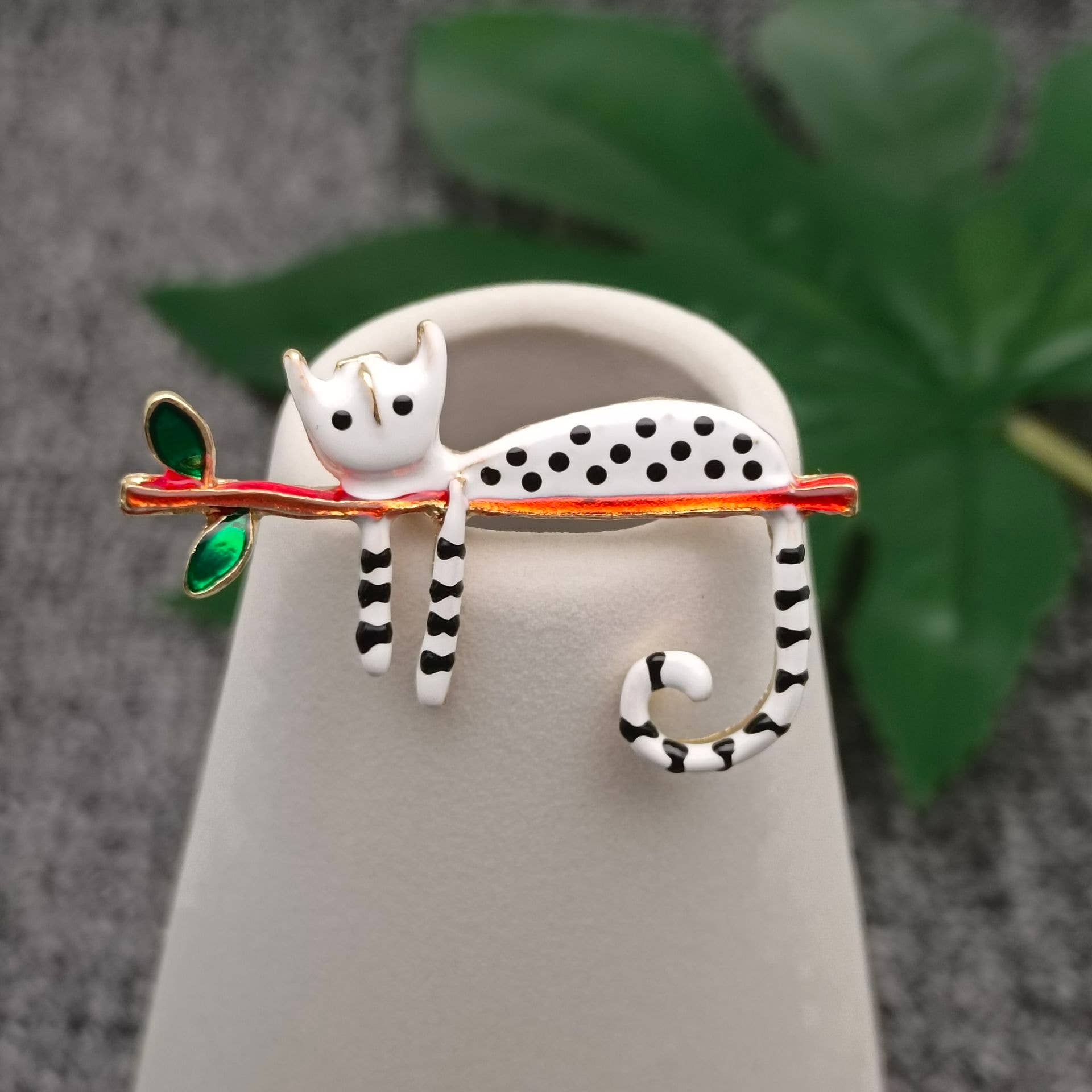Abstract Enamel Spotted Cat Brooch: White