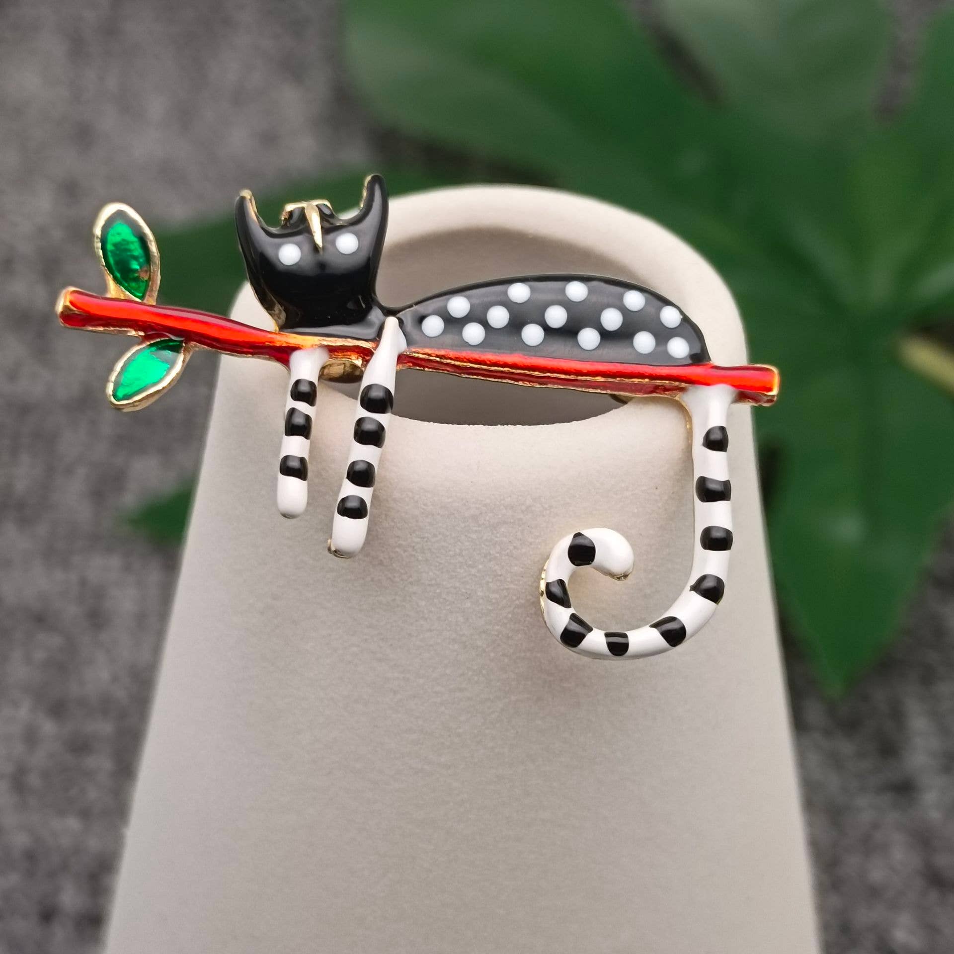 Abstract Enamel Spotted Cat Brooch: Black